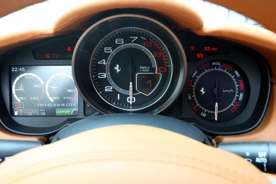 Панель приборов Ferrari California 2008 года  (фото 16 из 225)